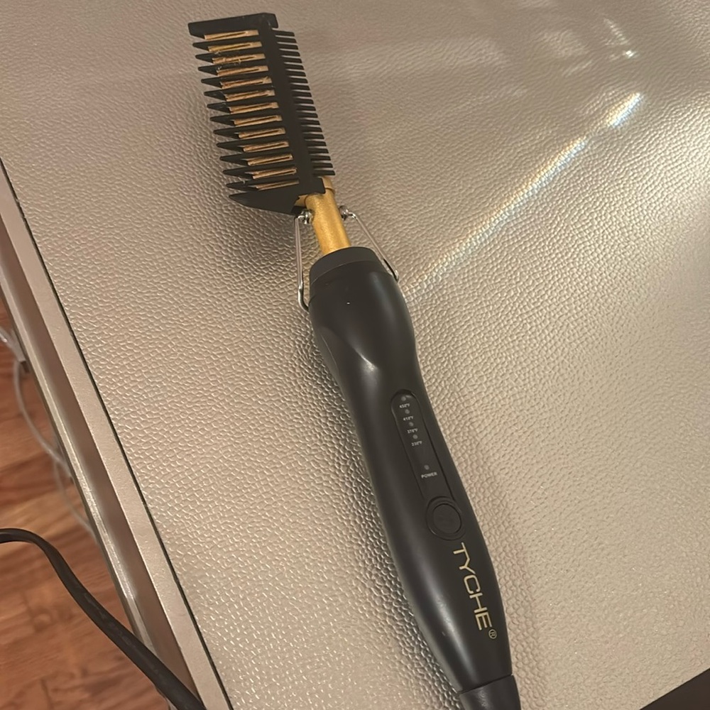 Hair comb (USED) a bit dirty.